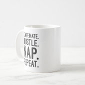 Caffeinate Hustle Nap Repeat – Grappig Motivatie Koffiemok (Voorkant links)