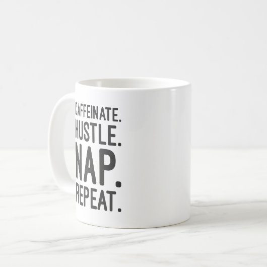 Caffeinate Hustle Nap Repeat – Grappig Motivatie Koffiemok (Voorkant links)