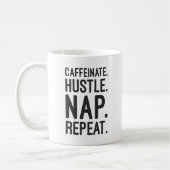 Caffeinate Hustle Nap Repeat – Grappig Motivatie Koffiemok (Links)