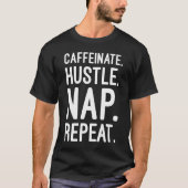 Caffeinate Hustle Nap Repeat – Grappig Motivatie T-shirt (Voorkant)
