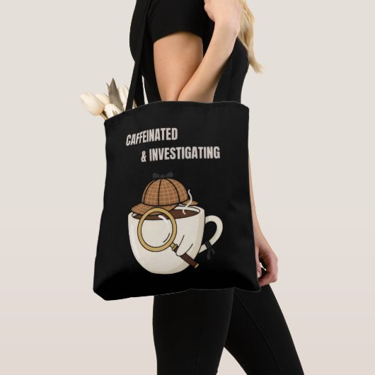 Caffeinated & Investigating | Cozy Mystery Book Lo Tote Bag (Dichtbij)