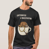 Caffeinated & Investigating | Cozy Mystery Reader T-shirt (Voorkant)