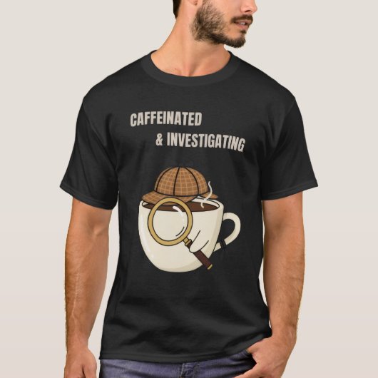 Caffeinated & Investigating | Cozy Mystery Reader  T-shirt (Voorkant)
