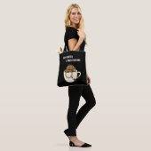 Caffeinated & Onderzoekend | Cozy Mystery Boek Lie Tote Bag (Op model)