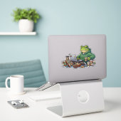 Caffeïne Chaos Uitgeputte Kikker Meme Sticker (Laptop op bureau)