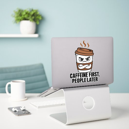 Caffeïne eerst, mensen later Introvert Sticker (Laptop op bureau)
