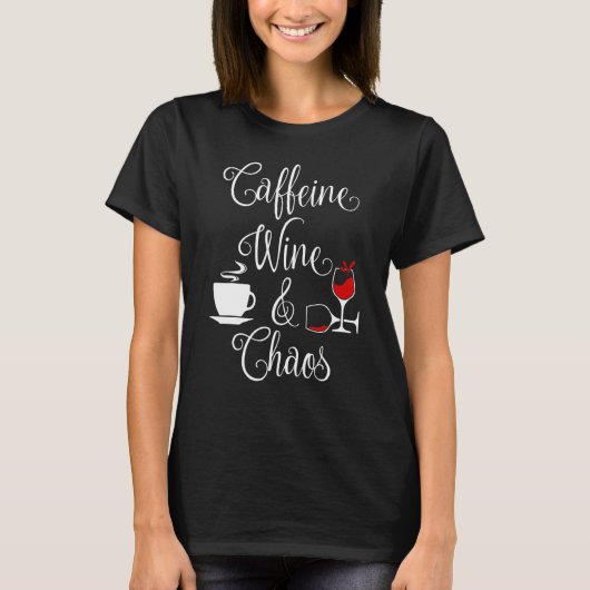 Caffeine Wine en Chaos Funny Coffee en Wine Love T-shirt (Voorkant)