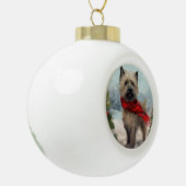 Cairn Terrier Hond in Sneeuw Kerstmis Keramische Bal Ornament (Links)