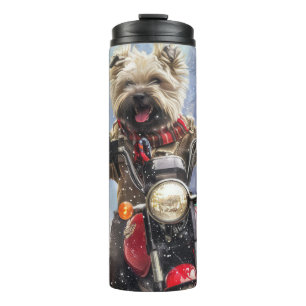 Cairn Terrier-hond rijdt op motorfiets met Kerstmi Thermosbeker