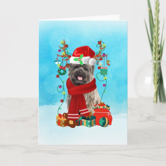 Cairn Terrier in de sneeuw met kerstcadeaus Kaart (Voorkant)