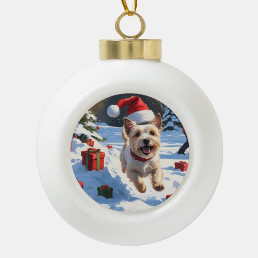 Cairn Terrier loopt in de sneeuw met kerst Pet Keramische Bal Ornament (Voorkant)
