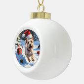 Cairn Terrier loopt in de sneeuw met kerst Pet Keramische Bal Ornament (Rechts)