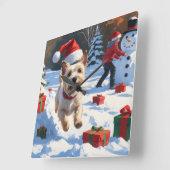 Cairn Terrier loopt in de sneeuw met kerst Pet Vierkante Klok (Hoek)