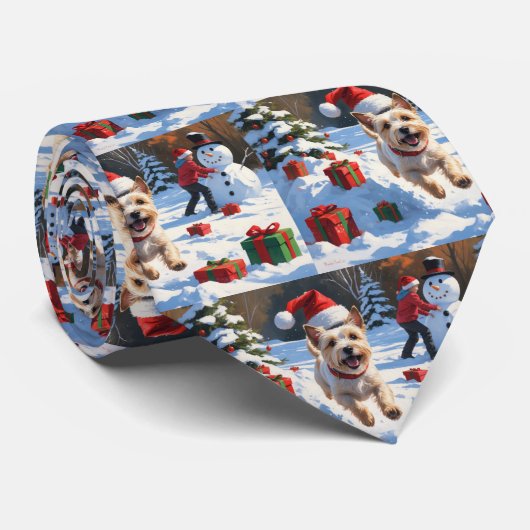 Cairn Terrier Rent in de Sneeuw met Kerstmuts Stropdas (Opgerold)