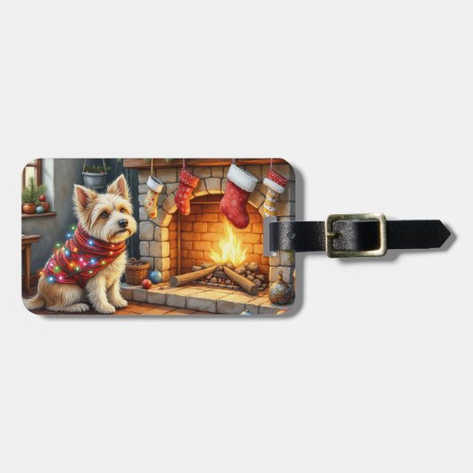 Cairn Terrier zittend bij open haard Kerstverlicht Bagagelabel (Voorkant horizontaal)