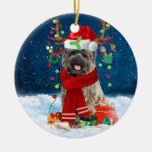 Caïro Terrier Dog in Snow met kerstcadeautjes Keramisch Ornament (Voorkant)
