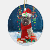 Caïro Terrier Dog in Snow met kerstcadeautjes Keramisch Ornament (Links)