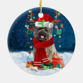 Caïro Terrier Dog in Snow met kerstcadeautjes Keramisch Ornament (Achterkant)