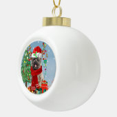 Caïro Terrier Dog in Snow met kerstcadeautjes Keramische Bal Ornament (Rechts)