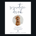 CAITLIN Navy Blue 1 Foto Pet Signature Drink Poster<br><div class="desc">Dit teken van de handtekening van de drink kenmerkt één fotogroef, een ongelijkmatig handgeschreven doopvont, en een modern minimalistisch ontwerp met een blauw en witte kleurencombinatie van de marine. Verander gemakkelijk de doopvont en achtergrondkleur om uw gebeurtenis aan te passen. Dit teken is perfect voor het toevoegen van een foto...</div>