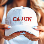 Cajun rood op wit geborduurde pet<br><div class="desc">Een officieel Cajun-pet om trots in en uit Louisiana te draag.</div>