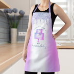 Cake Bakery Pastry Chef Paars Glitter Drip Script Schort<br><div class="desc">Hier is een wonderlijke manier om het plezier van het bakken toe te voegen. Voeg extra glans toe aan je culinaire avonturen wanneer je dit elegante, verfijnde, eenvoudige en moderne schort draag. Een dunne, paarse, blauwe, roze tweelaagse cake, handgeschreven kalligrafiekscript en glitter druppelt een faux metallic paarse ombre achtergrond boven....</div>