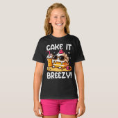Cake It Breezy Cake Slice Chilling in Beach Baker T-shirt (Voorkant volledig)