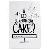 Cake Lover Quote Minimal Black Typography White Medium Cadeauzakje (Achterkant)