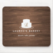 Cake Monogram Logo in Wit op bruine Woodgrain Muismat (Voorkant)
