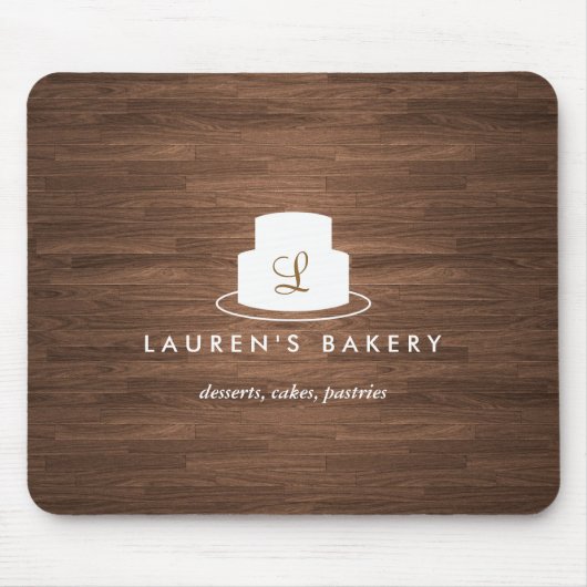 Cake Monogram Logo in Wit op bruine Woodgrain Muismat (Voorkant)