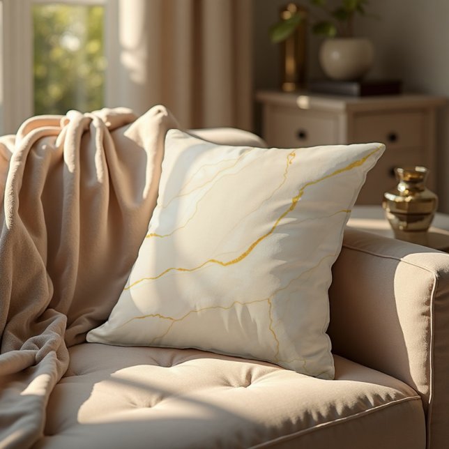 Calacatta Gold Marble Abstract - Luxe aderen Kussen (Bold Calacatta Gold Marble for your sofa. A luminous, high-end pillow accent.)