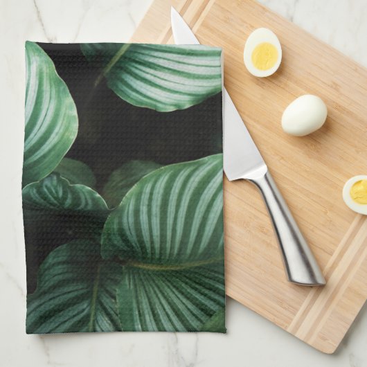 Calathea-bladeren, schaal met gestreepte tropische theedoek (Quarter Fold)