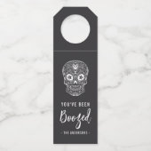 Calavera Skull Je bent opgevoed Halloween Flessenhanger (Voorkant)