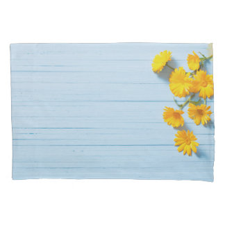 Calendula Bloemen: Blauwe houten achtergrond Kussensloop