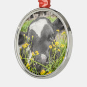 Calf Behind Flowers Metalen Ornament (Links)