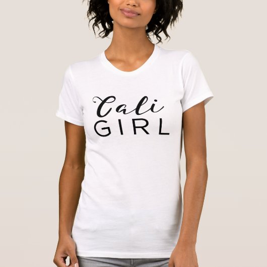 CALI MEISJE Trendy Zwarte Script Calligrafie Moder T-shirt (Voorkant)