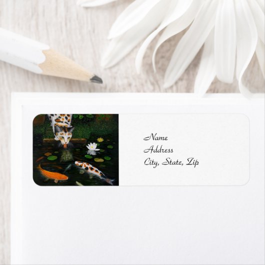 Calico Cat en Koi Fish Etiket (Insitu)