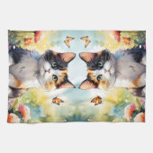 Calico Cat in de voorjaarstuin met vlinders Theedoek (Horizontaal)