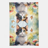 Calico Cat in de voorjaarstuin met vlinders Theedoek (Verticaal)