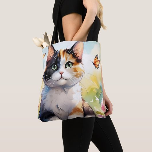 Calico Cat in de voorjaarstuin met vlinders Tote Bag (Dichtbij)