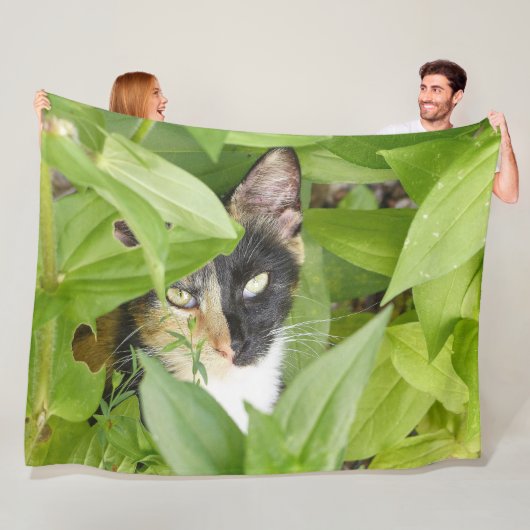 Calico Cat in de Zinnias Fleece Deken (In situ)