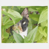 Calico Cat in de Zinnias Fleece Deken (Voorkant (Horizontaal))