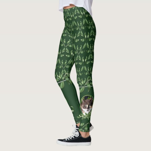Calico Cat in het Plant Jade Leggings (Links)