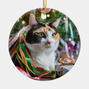 Calico Cat Onder een kerstboom met cadeaus Keramisch Ornament