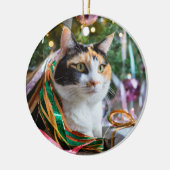 Calico Cat Onder een kerstboom met cadeaus Keramisch Ornament (Links)