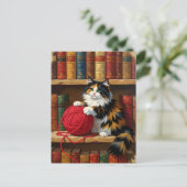Calico Cat Playing With Yarn On A Bookshelf  Briefkaart (Staand voorkant)