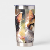 Calico Kat en Vlinders in de voorjaarstuin Geïsoleerde Drinkbeker (Rechts)