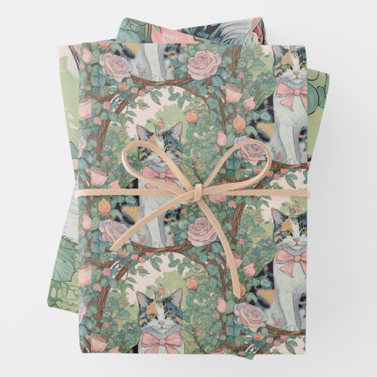 Calico kat in de tuin met bloemen inpakpapier vel (In situ)