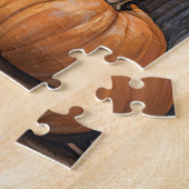 Calico Kitten zit tussen de herfstbladeren Legpuzzel (Zijkant)