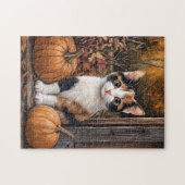 Calico Kitten zit tussen de herfstbladeren Legpuzzel (Horizontaal)